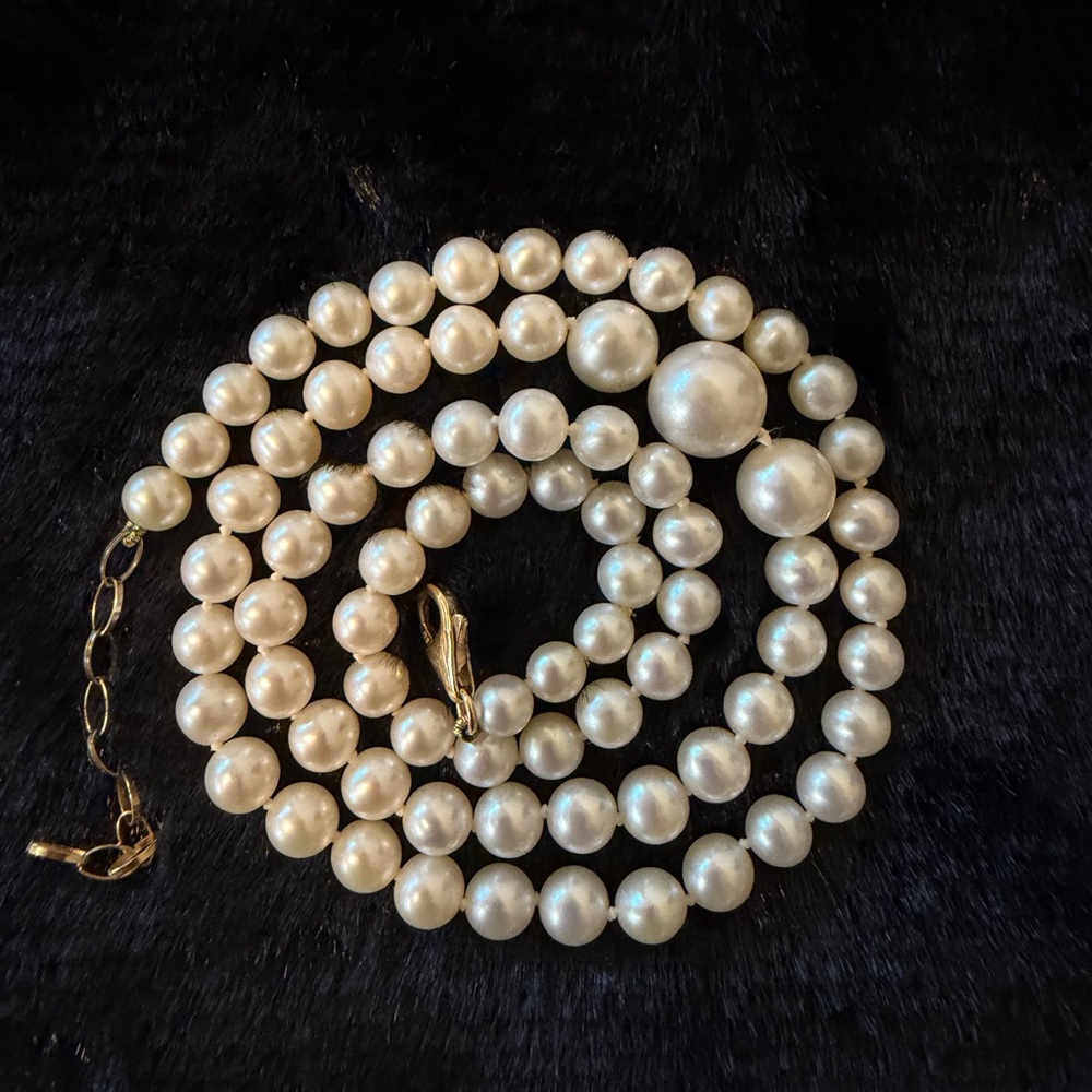 Elegant Pearl Necklace - Picture 3 of 5